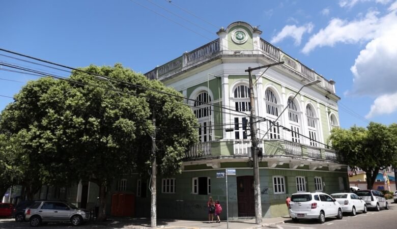 Mostra ‘Encantos do Oriente’ celebra a dança do ventre em noite inédita no Teatro Gebes Medeiros