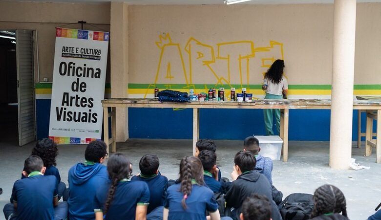 Do Palco à Sala de Aula: 6ª Escola de Tempo Integral Recebe o Projeto Arte e Cultura, do Governo do Amazonas